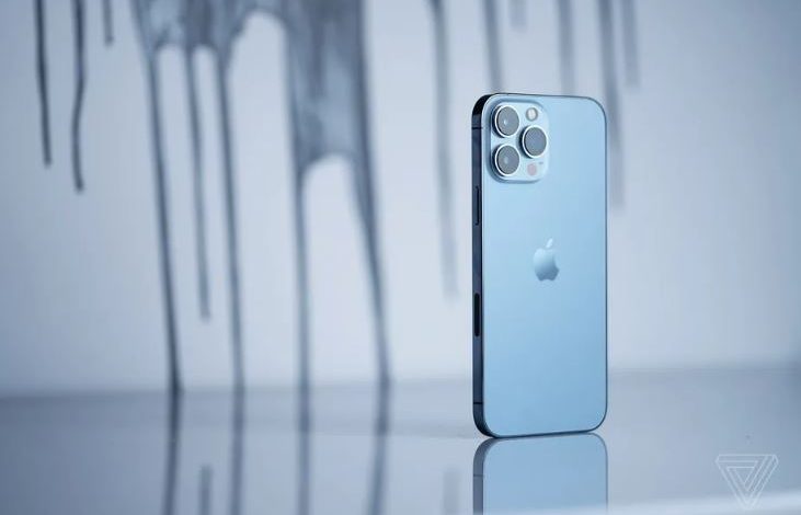 هنوز چند روزی از عرضه آیفون ۱۳ پرو نمی‌گذرد که تیم iFixit به مانند همیشه، جدیدترین محصول اپل را زیر تیغ بردند تا از آنچه در دل این دستگاه می‌گذرد، باخبر شوند. در کالبدشکافی آیفون ۱۳ پرو شخص شد که این گوشی از یک باتری بزرگ بهره می‌برد و تغییراتی جزیی نیز به منظور استفاده از ناچ کوچک‌تر به نسب آیفون س ...